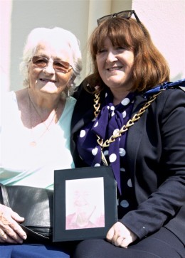 Councillor Catherine Rose, the Mayor of Southwark, with Elsie Taylor’s niece, Pat Crouzieres, at the